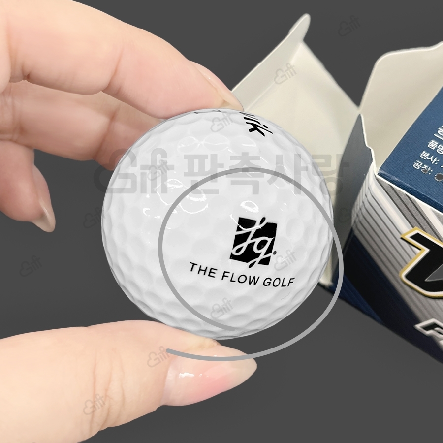 볼빅 플라이온 골프공 한 개에 THE FLOW GOLF 로고가 검은색으로 인쇄된 공식 사례 사진
